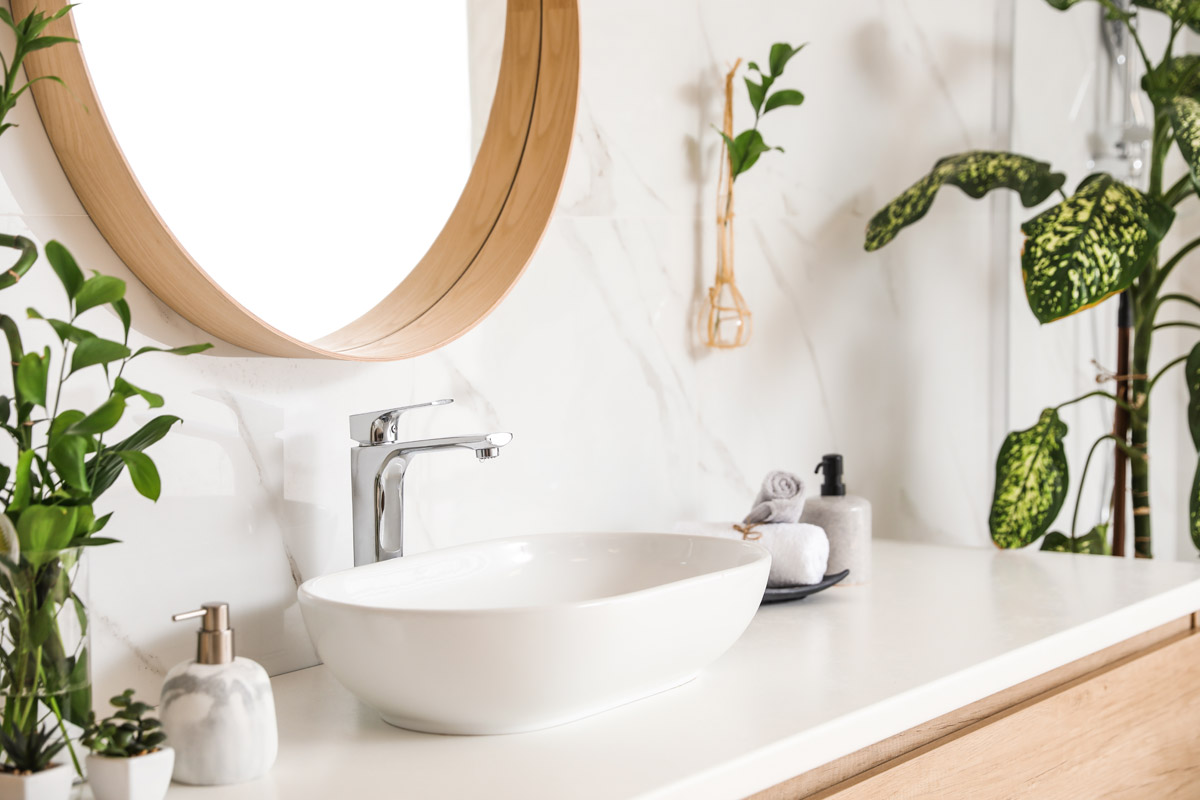 Bright bathroom with wooden accents: our ideas