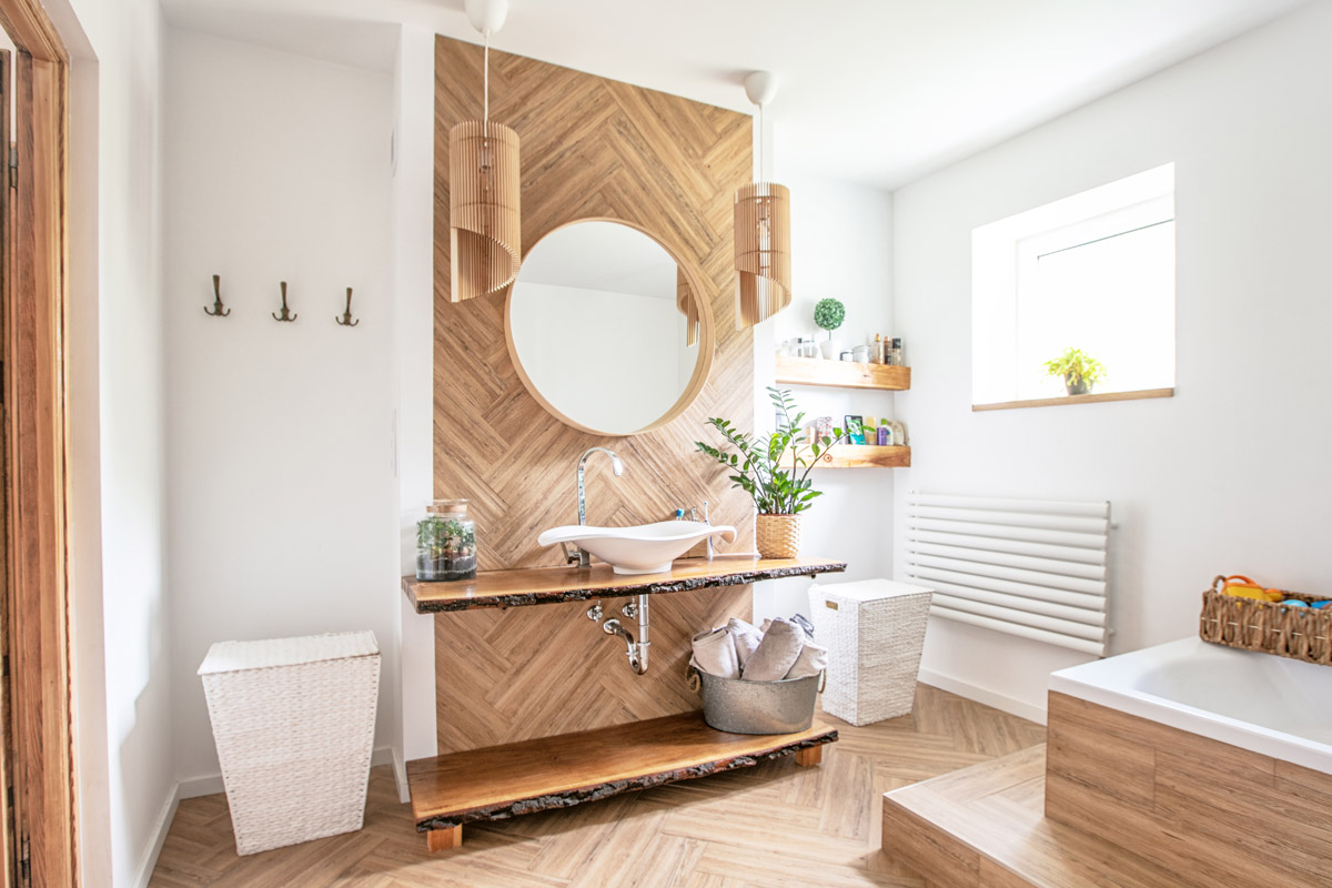 Bright bathroom with wooden accents: our ideas