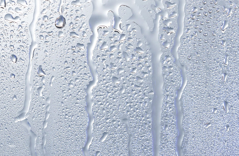 Stékající voda na skle bez antiplakové úpravy