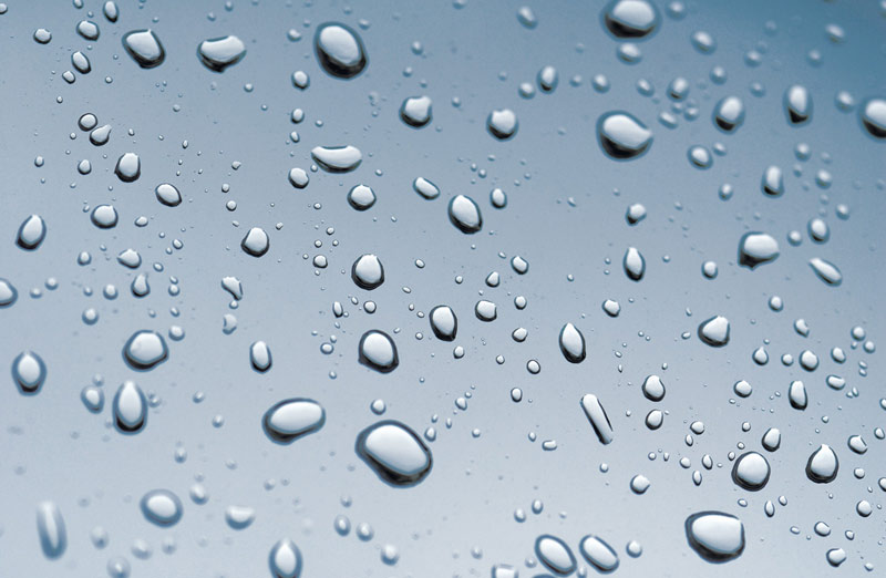 Gouttes d'eau formées sur un verre traité Aquaperle